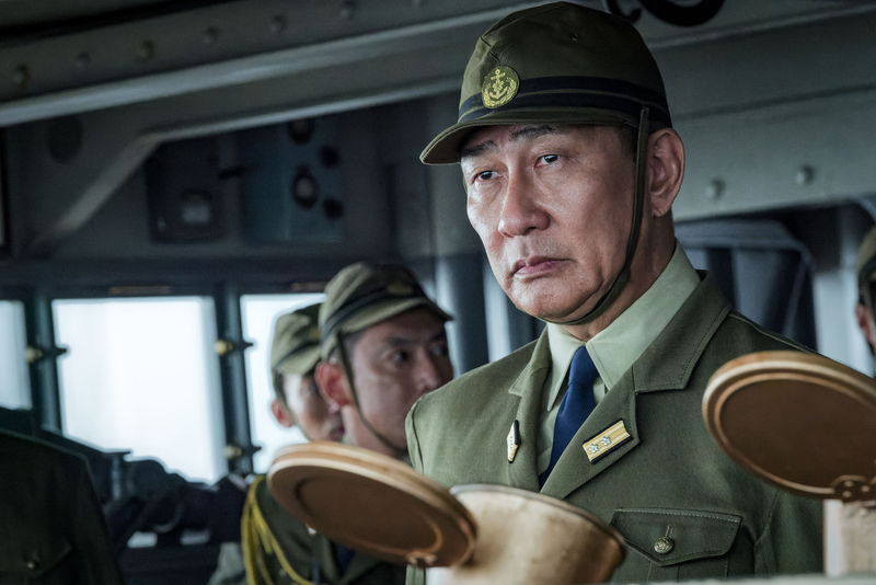 双眼鏡を手に士官たちへ指示を出す竹野内豊　必至に敵艦に立ち向かう玉木宏　「雪風 YUKIKAZE」場面写真