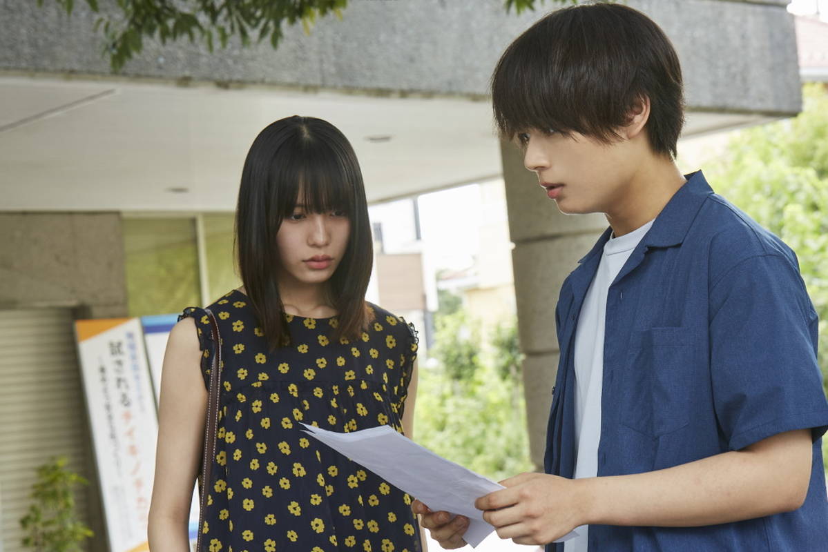 窓から顔をのぞかせる顔にやけどを負った少女　南沙良のぼうぜんとした姿も　「この子は邪悪」場面写真