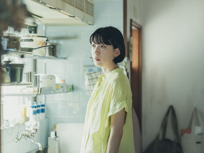 江口のりこ　先に眠りについた小泉孝太郎の手を切ない表情で触れる姿　「愛に乱暴」場面写真