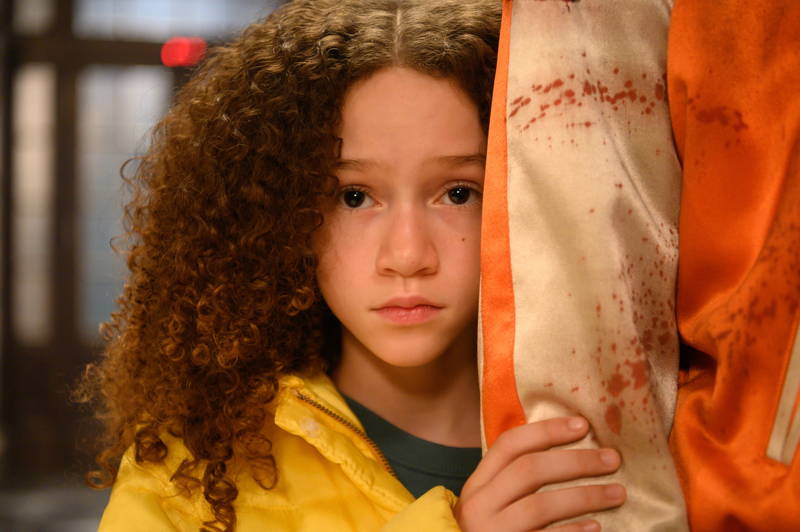 ハンドルを握るのは8歳の少女　殺し屋たちとカーチェイス　「ガンパウダー・ミルクシェイク」本編映像