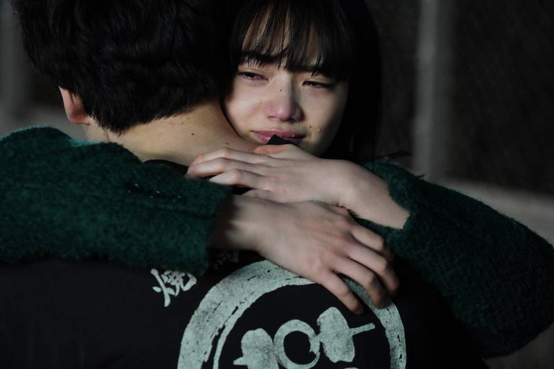 小松菜奈、坂口健太郎を抱きしめて涙を流す姿　「余命10年」場面写真