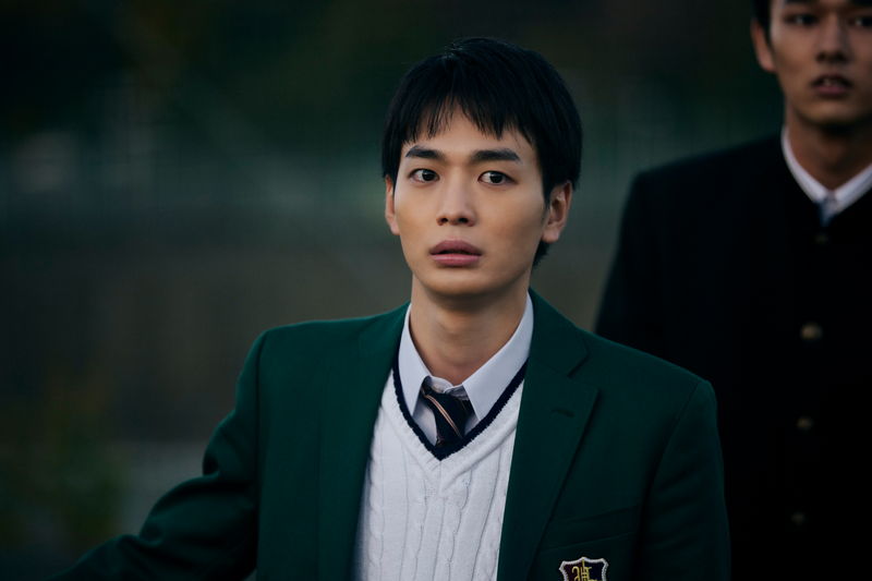 組体操で襲いかかるクラスメイト　立ち尽くす山田杏奈　「NEW GROUP」場面写真