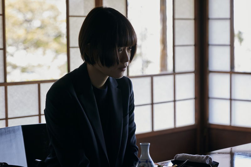 杉咲花がこぼれ落ちそうになる涙をこらえる姿　静かに耳を傾ける安田顕　「朽ちないサクラ」場面写真