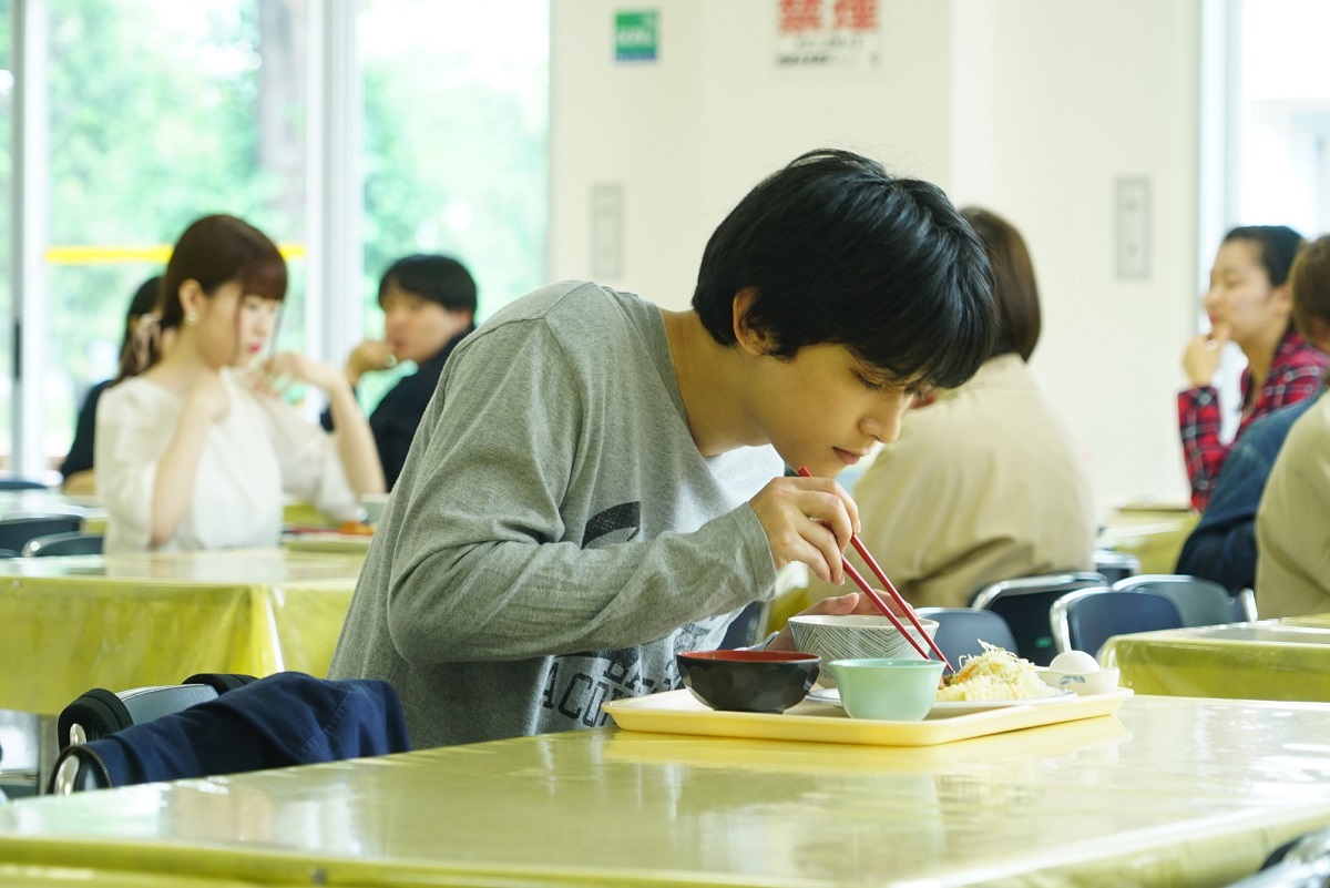 吉沢亮が「AWAKE」で魅せる“陰の魅力”　1人でランチ、飲み会ではうんざり