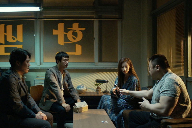 マ・ドンソク、拳で悪魔と戦う会社社長に　サンドバックに向かう姿も　「悪魔祓い株式会社」場面写真