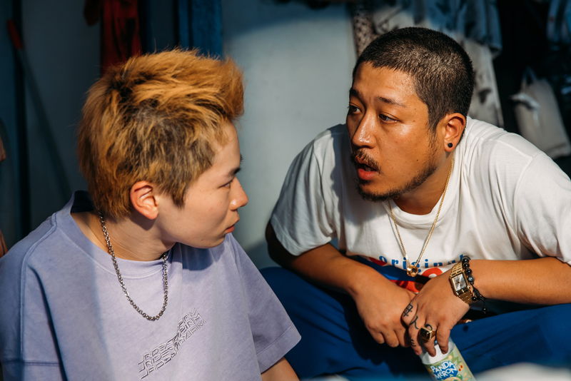 闇ビジネス”仕事中”の北村匠海＆林裕太　恋人の前で見せる綾野剛の柔和な表情　「愚か者の身分」場面写真