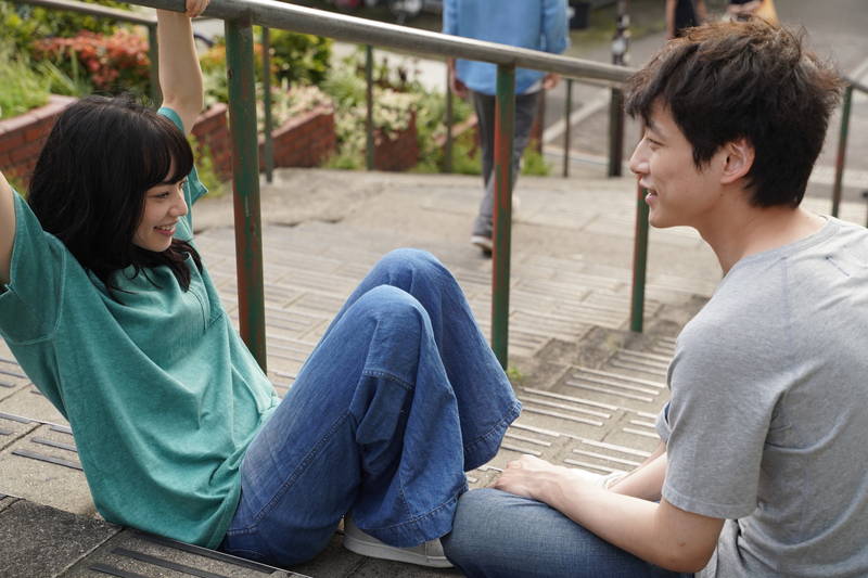 小松菜奈、坂口健太郎を抱きしめて涙を流す姿　「余命10年」場面写真