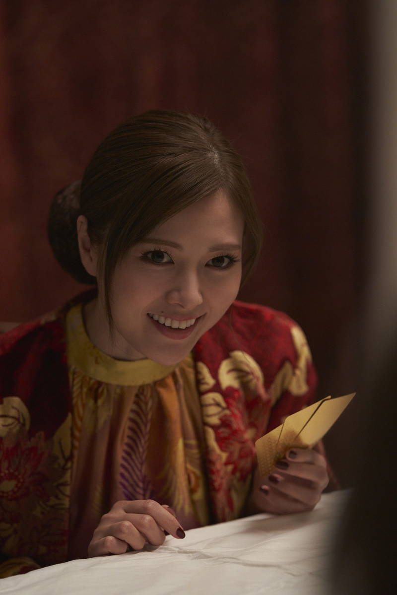 白石麻衣、妖艶七変化　美しき“最恐”女組長役で新境地　「嘘喰い」場面・メイキング写真