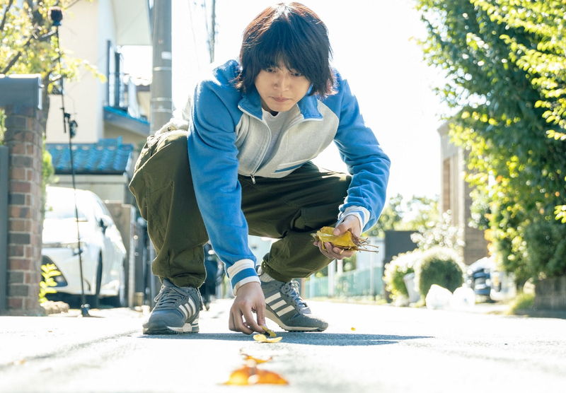 UFOの飛行映像を撮影する倉悠貴と芋生悠　木の葉を道に並べる姿も　「こいびとのみつけかた」場面写真