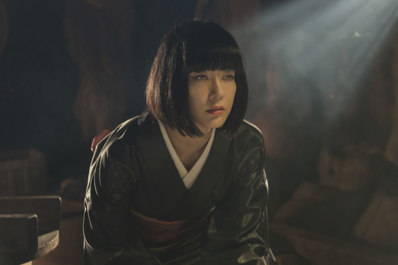 うつろな目で何かを見つめる水川あさみ　ニワトリの頭を手に持つ桃果　「唄う六人の女」場面写真