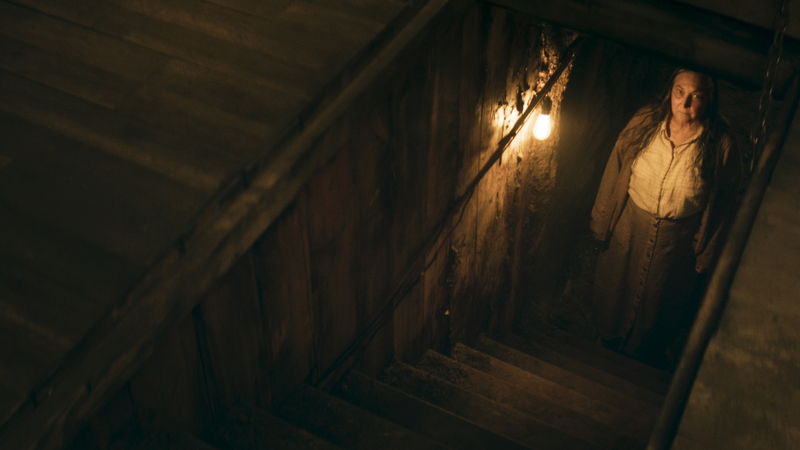 誰もいないはずの廃虚の町　ずっと住んでいるという謎の老婆出現　「シェルビー・オークス」本編映像