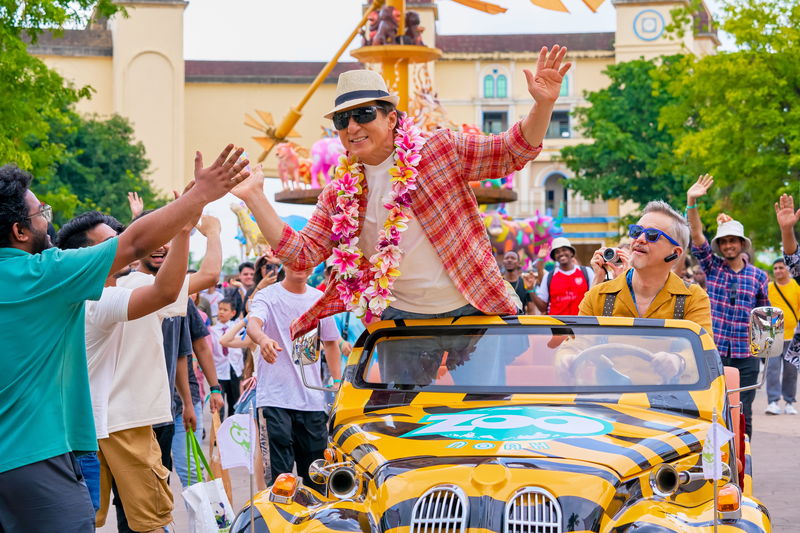 ジャッキー・チェンがライオンの赤ちゃんを抱っこ 大歓迎を受けて笑顔全開も 「パンダプラン」場面写真