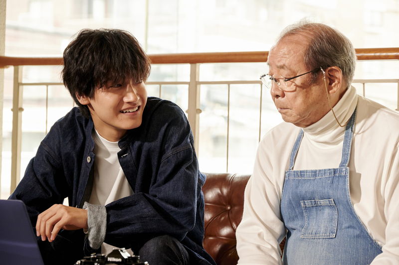 佐野晶哉「80歳になっても芝居がしたい」　平泉成との愛あふれた現場　「明日を綴る写真館」インタビュー