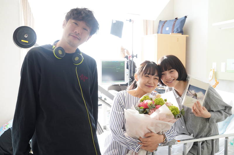 小松菜奈、藤井監督と笑顔のツーショット　真剣な表情の坂口健太郎も　「余命10年」メイキング写真