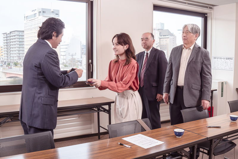 興奮気味に話す渡邊圭祐　「ザンギ～」と言いながら写真を撮る葵わかな　「2126年、海の星をさがして」特報