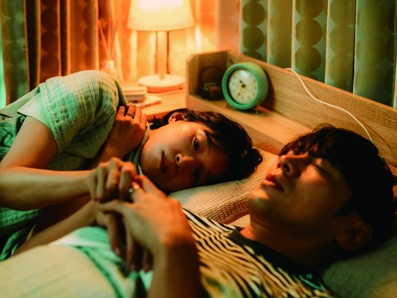江口のりこ　先に眠りについた小泉孝太郎の手を切ない表情で触れる姿　「愛に乱暴」場面写真