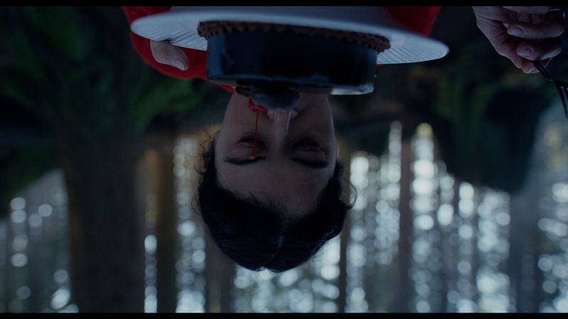 隣の山荘のゴミ捨て場に女性の遺体？　この山荘は何かがおかしい　「KEEPER／キーパー」本編映像