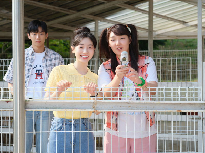 優等生役のダヒョン　自由奔放な姿のジニョン　「あの夏、僕たちが好きだったソナへ」場面写真