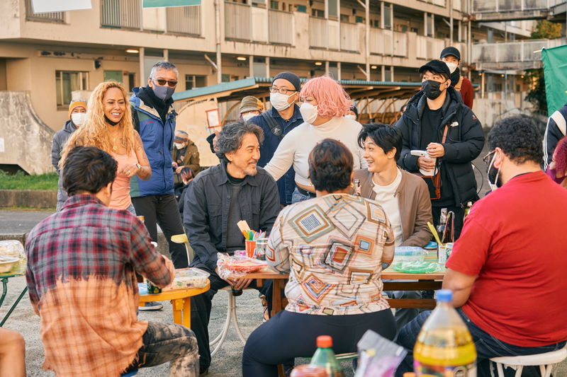 役所広司＆吉沢亮、仲むつまじく陶芸練習　見つめ合いリラックスした笑顔も　「ファミリア」メイキング写真