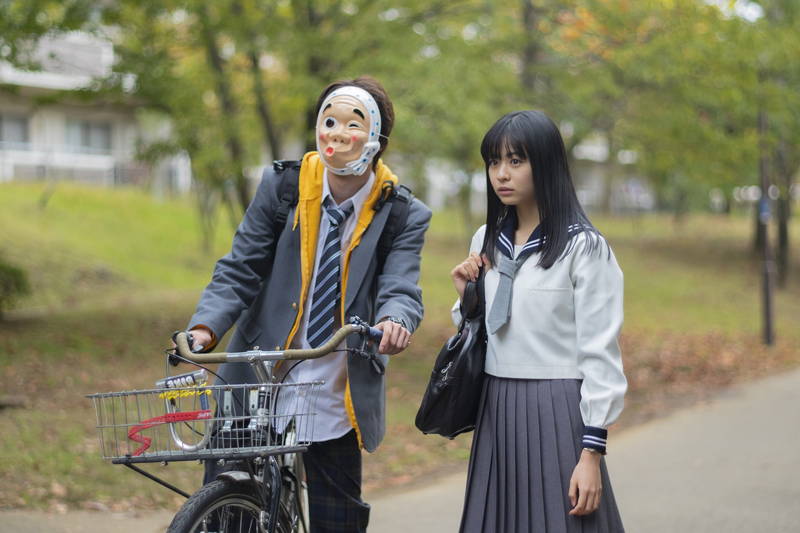 板垣瑞生、自らのアイデアで”ひょっとこ”のお面をかぶる　「君が落とした青空」場面写真