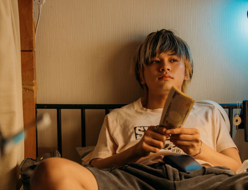 北村匠海、綾野剛にナイフを突きつける姿　林裕太と夜の歌舞伎町をさまよう姿も　「愚か者の身分」場面写真