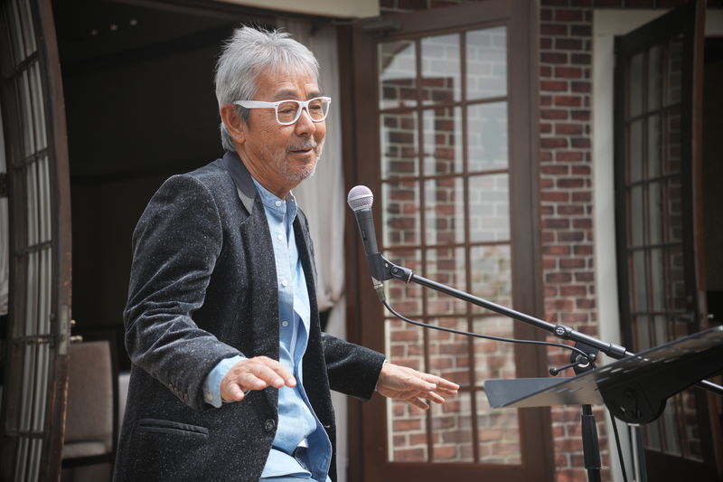 寺尾聰が認知症に侵されながらユーモアたっぷりな笑顔　支える松坂桃李　「父と僕の終わらない歌」場面写真