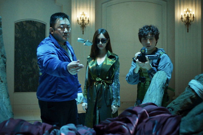 マ・ドンソク、拳で悪魔と戦う会社社長に　サンドバックに向かう姿も　「悪魔祓い株式会社」場面写真