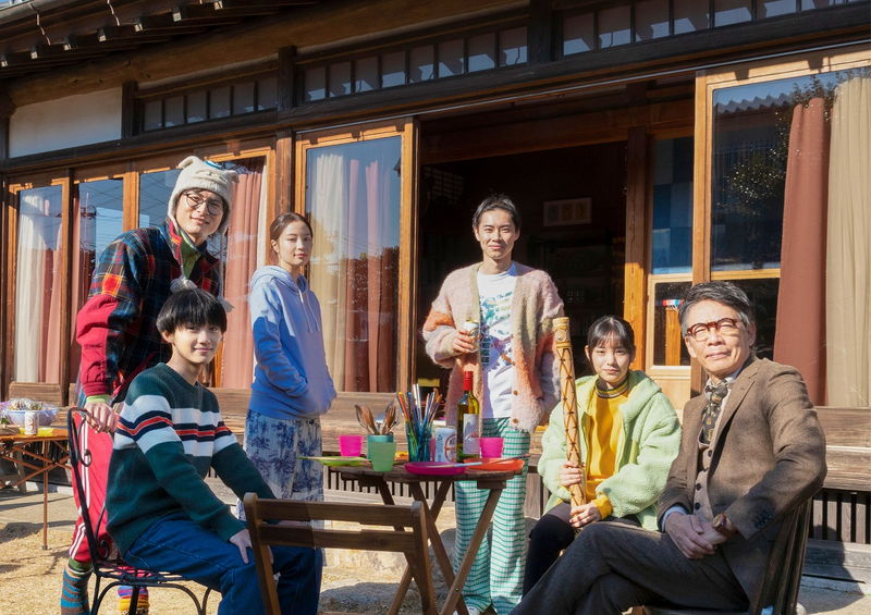 笑顔を見せないOL・広瀬すずと、クセの強いシェアハウスの住人たち　「水は海に向かって流れる」映像