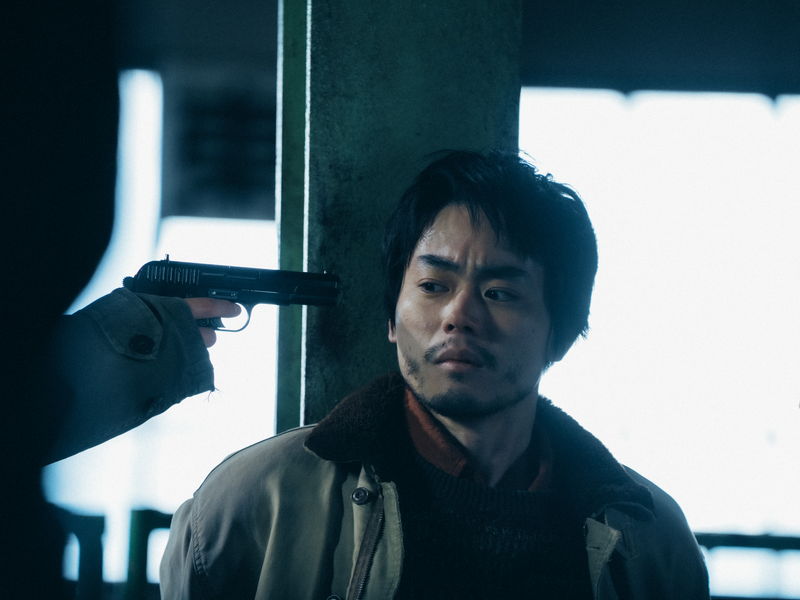 銃を突きつけられる菅田将暉　苦悩する姿も　黒沢清監督「Cloud クラウド」場面写真