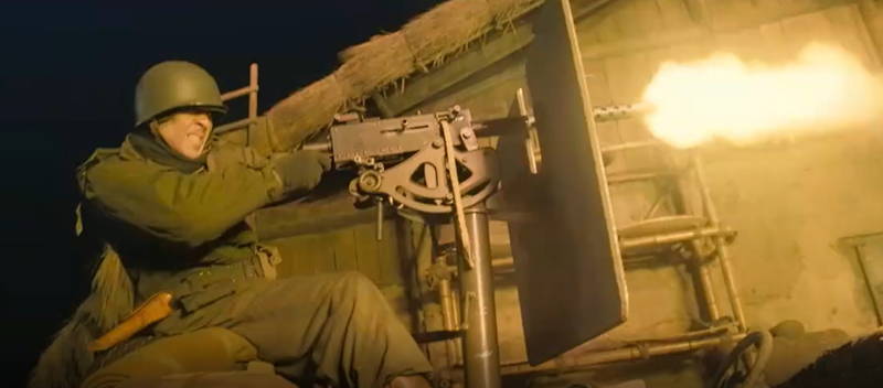 電波塔を破壊しようとする中国軍、米軍と激しい銃撃戦　　映画「1950 鋼の第７中隊」本編映像