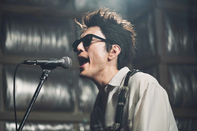 峯田和伸・若葉竜也・吉岡里帆　自主制作レコードを誇らしく見る姿　「ストリート・キングダム」場面写真