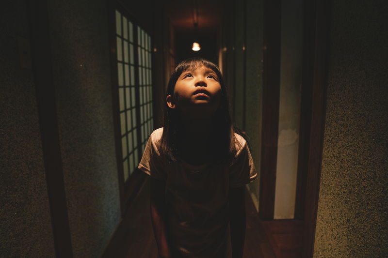 幸せな家族の時間から一転　家族が寝静まる深夜にうごめく何かを目撃　「みなに幸あれ」本編映像