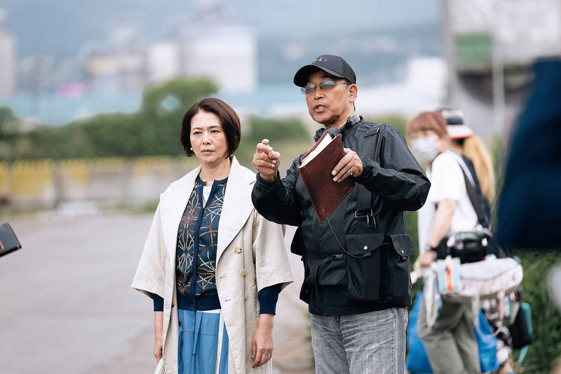 本木雅弘と小泉今日子が撮影現場で見せる真剣な表情　「海の沈黙」メイキング写真