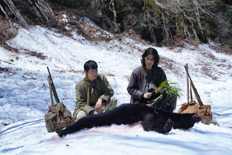 杉田雷麟＆寛一郎　マタギの神事「ケボカイの儀式」を行う姿　「プロミスト・ランド」場面写真