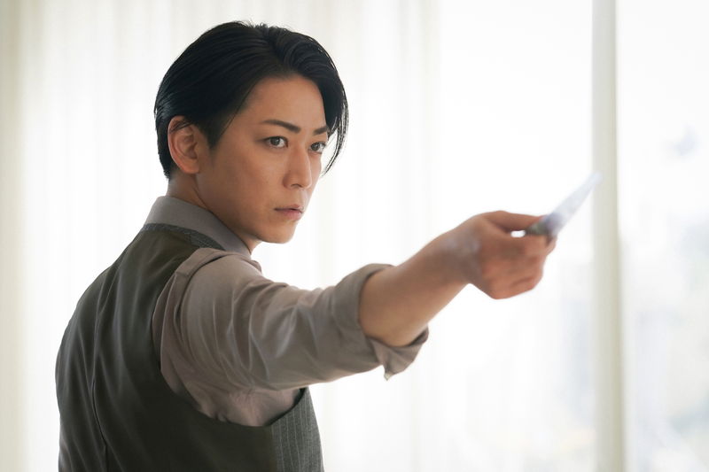 暗闇の中で力強くオノを振りかざす亀梨和也　「怪物の木こり」場面写真