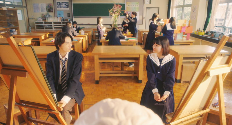 窪塚愛流＆蒔田彩珠　初めてのキス　ロリータ姿で胸に飛び込むシーンも　「ハピネス」場面写真