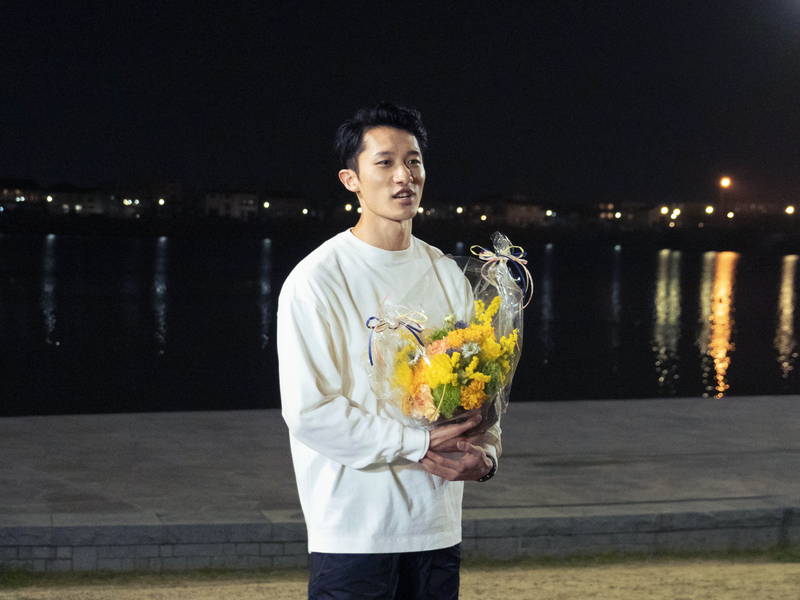 岩本照「楽しい撮影現場」と笑顔　生見愛瑠は涙　「モエカレはオレンジ色」クランクアップ映像