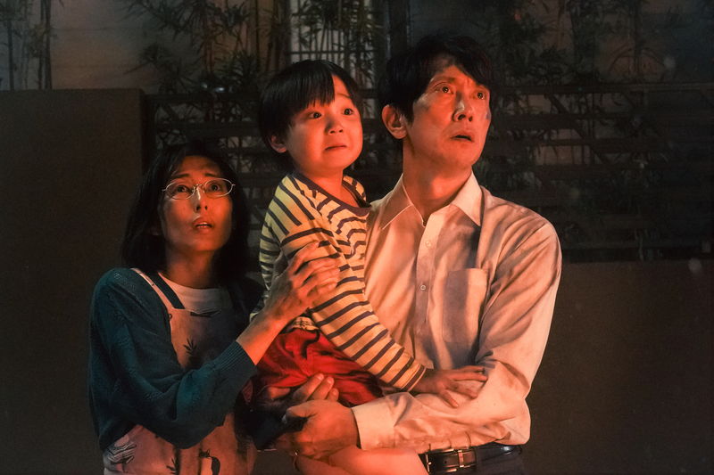 佐々木蔵之介が大ピンチ！？　積年のうらみをぶつける高橋恭平　「映画 マイホームヒーロー」場面写真