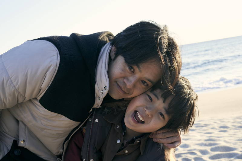 8歳の佐藤凌　クランクアップで「ぼくは諦めません」と涙のあいさつ　「アジアの天使」で池松壮亮の息子