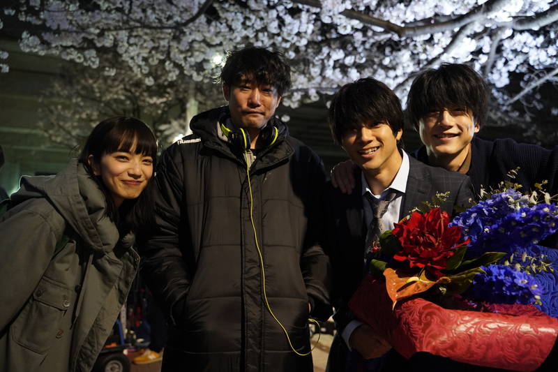 小松菜奈、藤井監督と笑顔のツーショット　真剣な表情の坂口健太郎も　「余命10年」メイキング写真