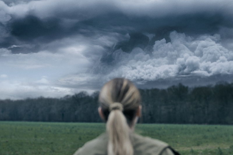 高濃度酸性雨によって崩れ始める橋　逃げ惑う人々　「ACIDE／アシッド」場面写真