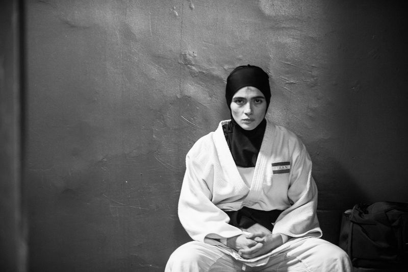 政府から棄権を命じられたイラン人柔道選手　闘い続けることを決意し控室で座り込む姿　「TATAMI」場面写真