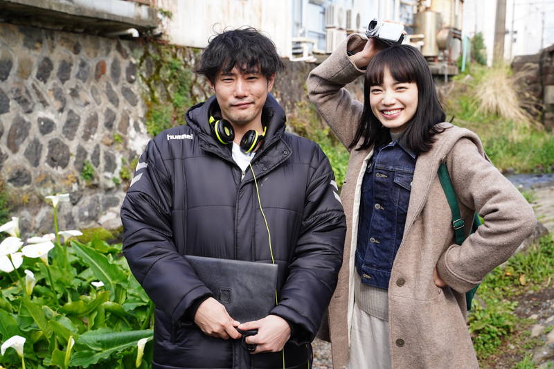 小松菜奈、藤井監督と笑顔のツーショット　真剣な表情の坂口健太郎も　「余命10年」メイキング写真