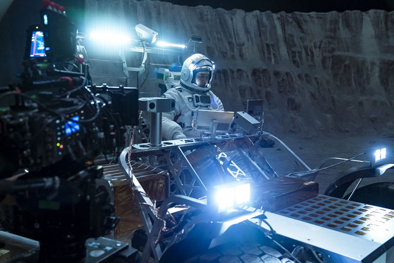 月面に隕石襲来　アクセルを踏み込んで逃げる月面車　「THE MOON」本編映像