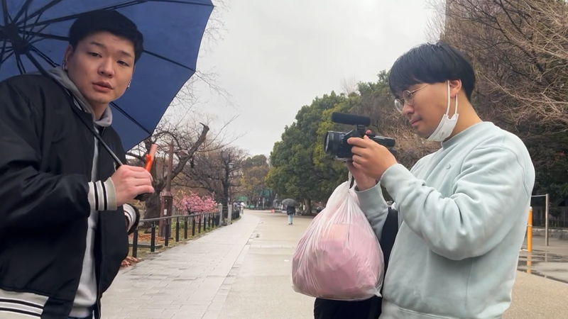 つり堀で肩を並べ、糸を垂らす2人の殺し屋　阪元裕吾監督「フレイムユニオン」ポスター