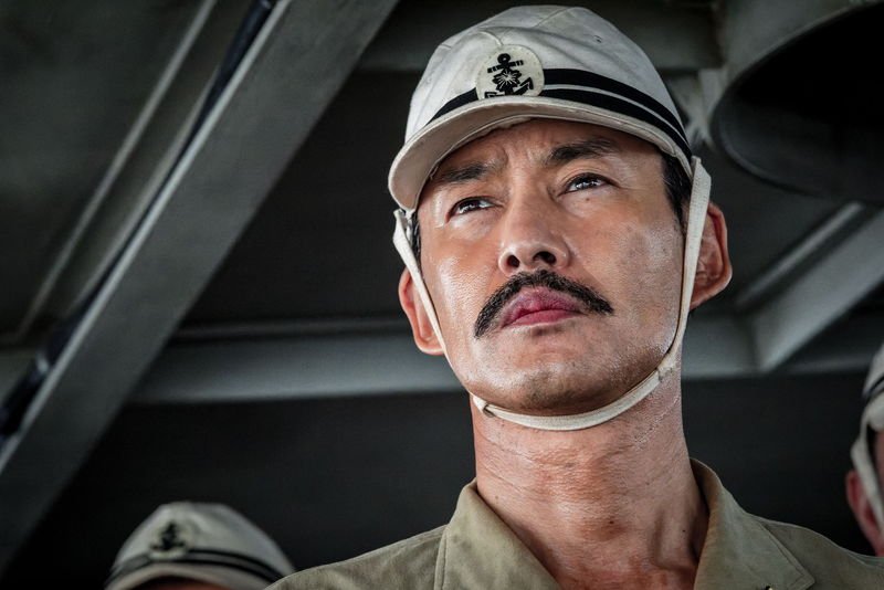 双眼鏡を手に士官たちへ指示を出す竹野内豊　必至に敵艦に立ち向かう玉木宏　「雪風 YUKIKAZE」場面写真
