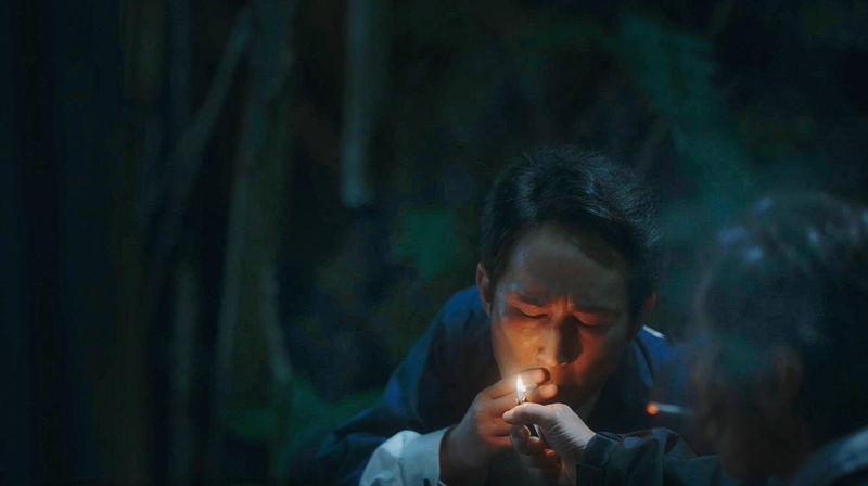 香川照之　不安にも必死にも見える表情で窓ガラスをホースで清掃する姿　「災 劇場版」場面写真