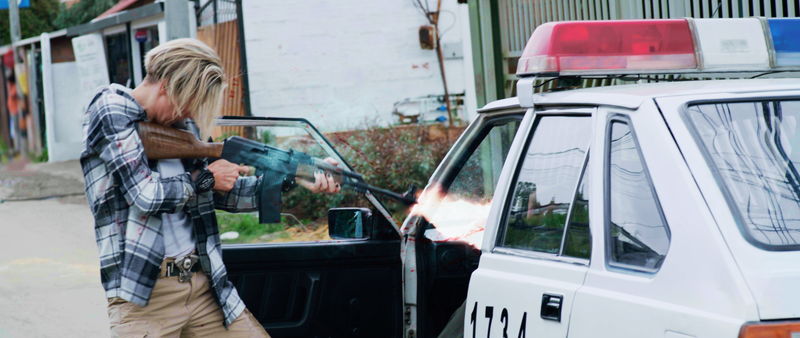 巨漢警官を盾に奪い取った拳銃をぶっ放す 警官たちに怒りの反撃 「ドミニク 孤高の反逆者」本編映像