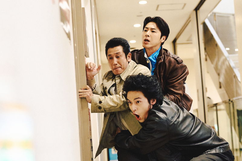 水上恒司 深夜の新宿を自転車で爆走する姿 「TOKYO BURST-犯罪都市-」場面写真