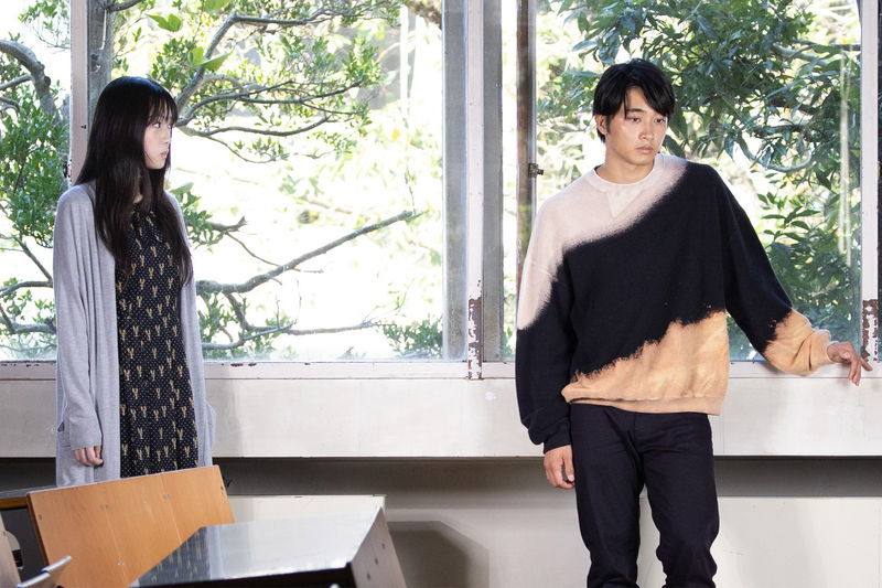 稲垣吾郎、戸惑いの表情で誰かをまっすぐ見つめる姿　無言でバスに乗る新垣結衣も　「正欲」場面写真